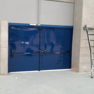 Porta de Emergência em São Domingos